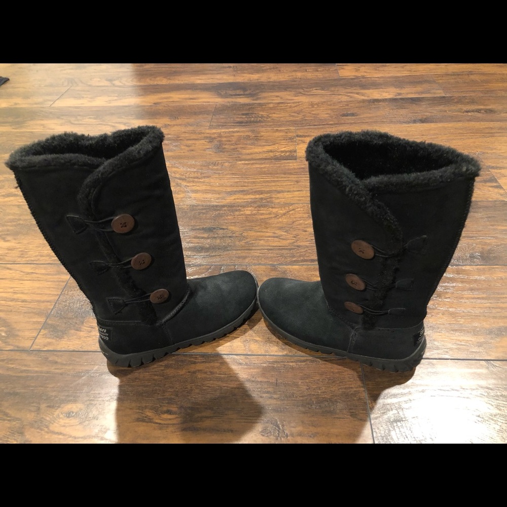 Skechers suede outdoor life boots. Size 6